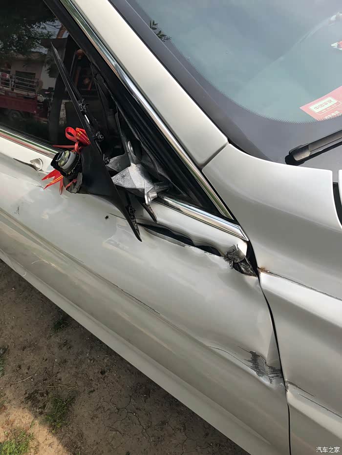 提车半年与坏在路上的农用三轮剐蹭了闹心