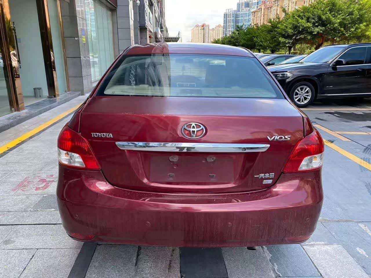 红色的丰田老款威驰保值率不错,性价比很高.