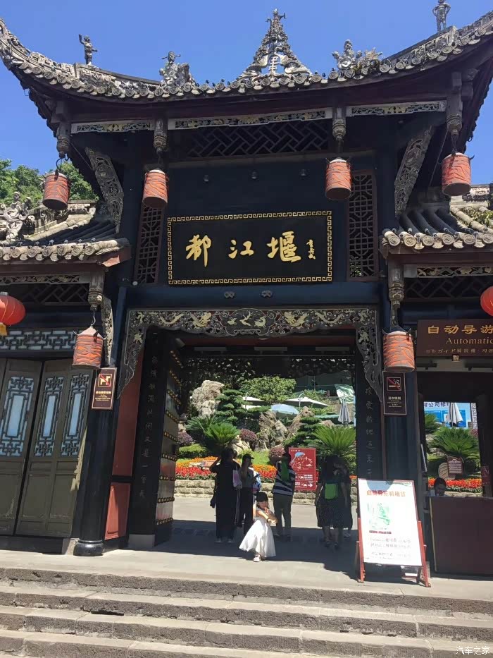 留影中!门头很有古典风!挺喜欢这种古色古香的感觉!