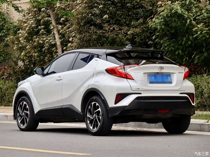 黑白奕泽时尚达车