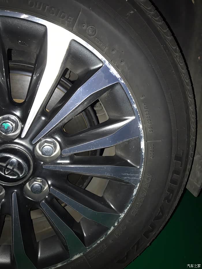 四个铝合金轮毂均出现白色氧化腐蚀层