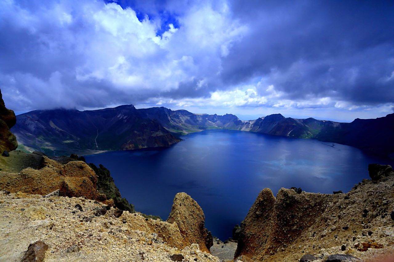 長白山是一座休眠火山經過數次噴發後才形成現在的地貌景觀