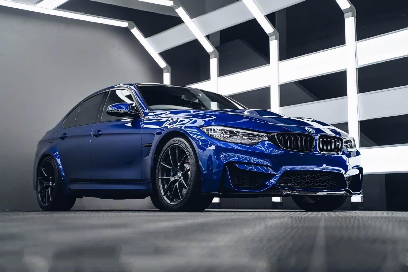 宝马m3蓝色的车身更加年轻