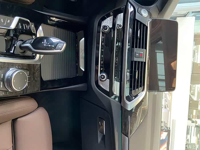 2608 | 回复: 19 宝马x3论坛 28i运动外白,内饰:干邑色 白杨木木纹