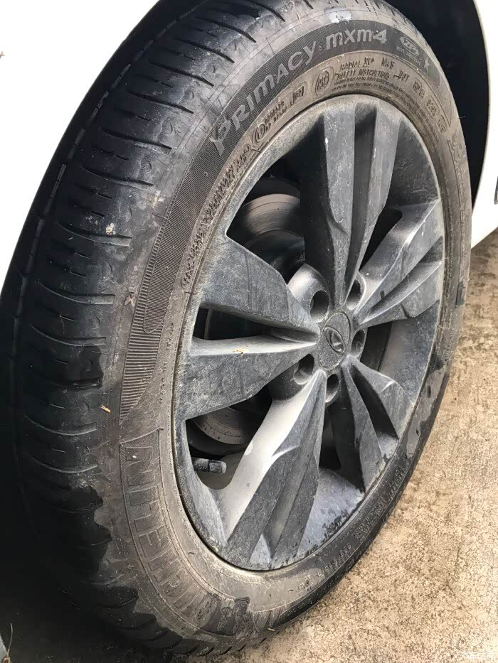 出两条米其林防爆胎
