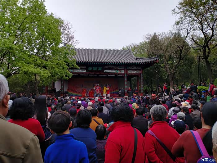 共享自然逛千佛山三月三庙会