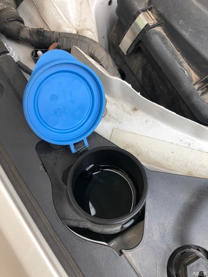 【图】请问大家玻璃水怎么加不进去啊,打开盖子倒不往下流呢_宝马3系