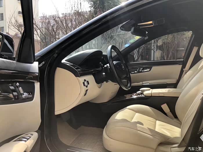 519 | 回复: 1 奔驰s级论坛 2010款s300l豪华,白色内饰,黑顶?求指导