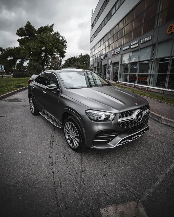 全新奔驰glecoupe哑光灰的车身非常漂亮