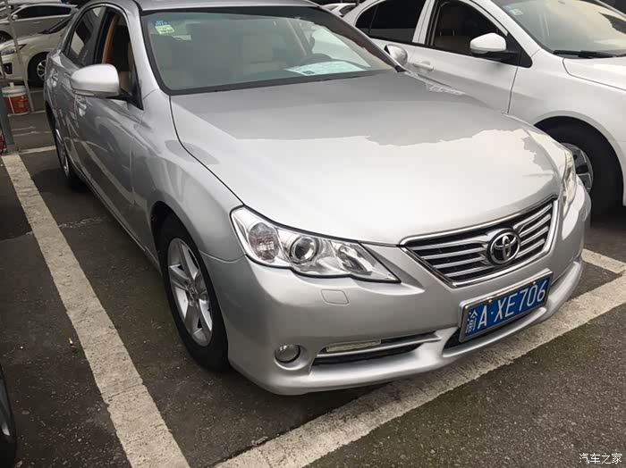 出售一台丰田锐志银色25l12年的