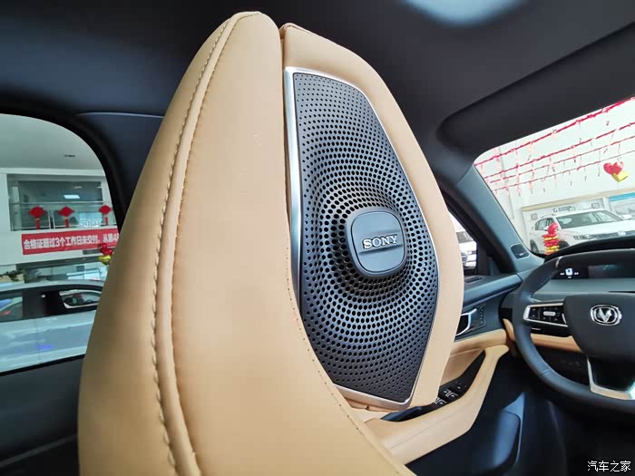 就连前排的座椅头枕上面也有两个扬声器,可想而知它的效果了