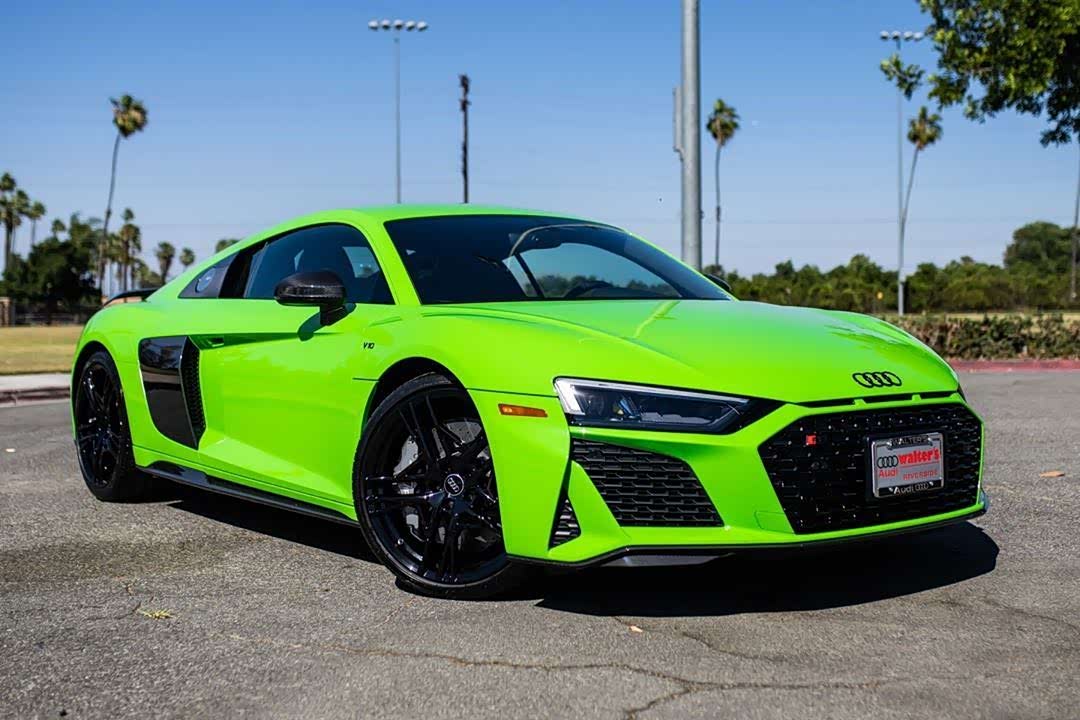 奥迪r8采用酸橙绿车漆以及酸橙绿内饰点缀和缝线看着有个性