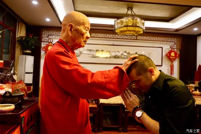 103岁安徽省佛教协会会长妙安长老亲自为我皈依加持,赐法名"慧信",与