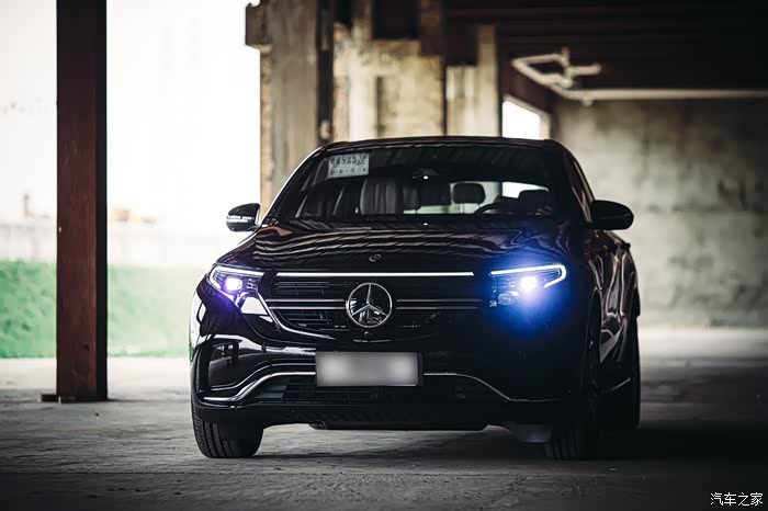 奔驰eqc曜岩黑外景实拍