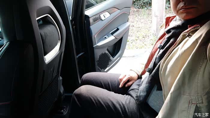在后排坐下感受.前后右都感觉良好.