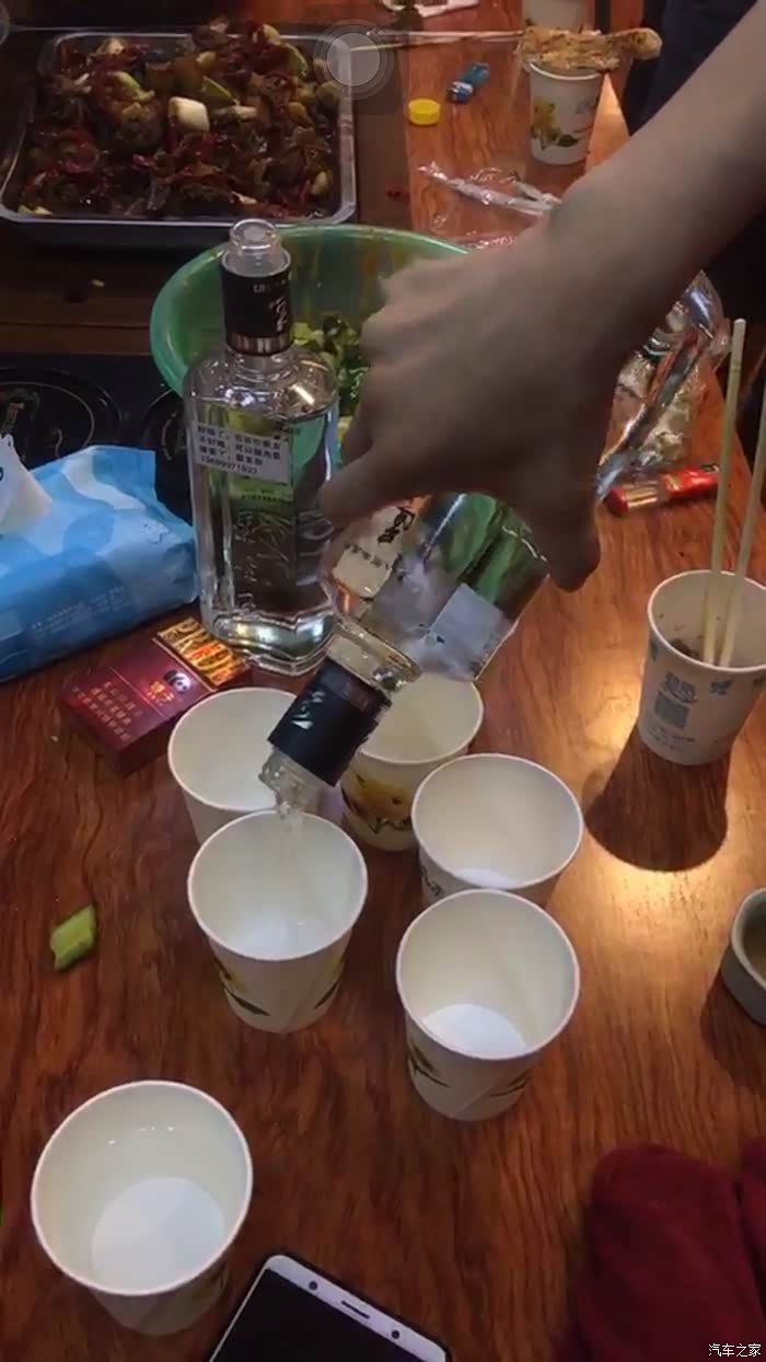 新疆光影车队俱乐部小聚烤肉上给小酒喝给