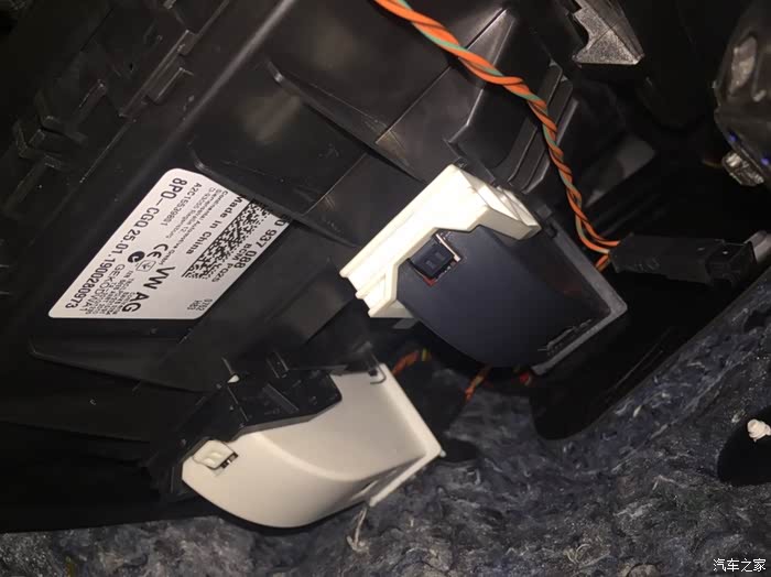 请问2019款自动风尚版桑塔纳,bcm在哪个位置