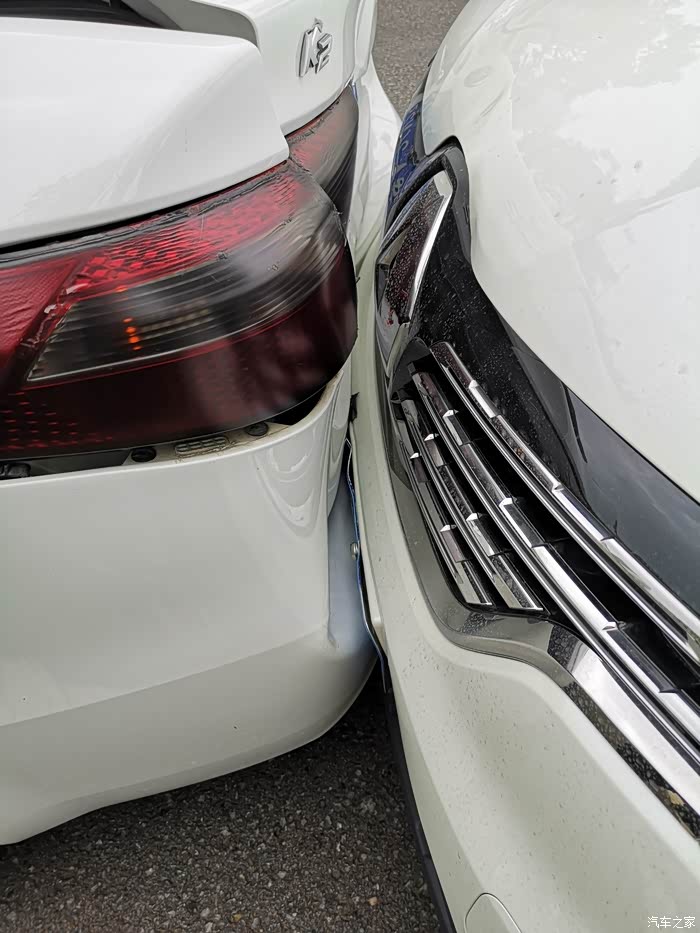 法系车vs美系车谁说美系质量好别克追尾雷诺后车祸现场