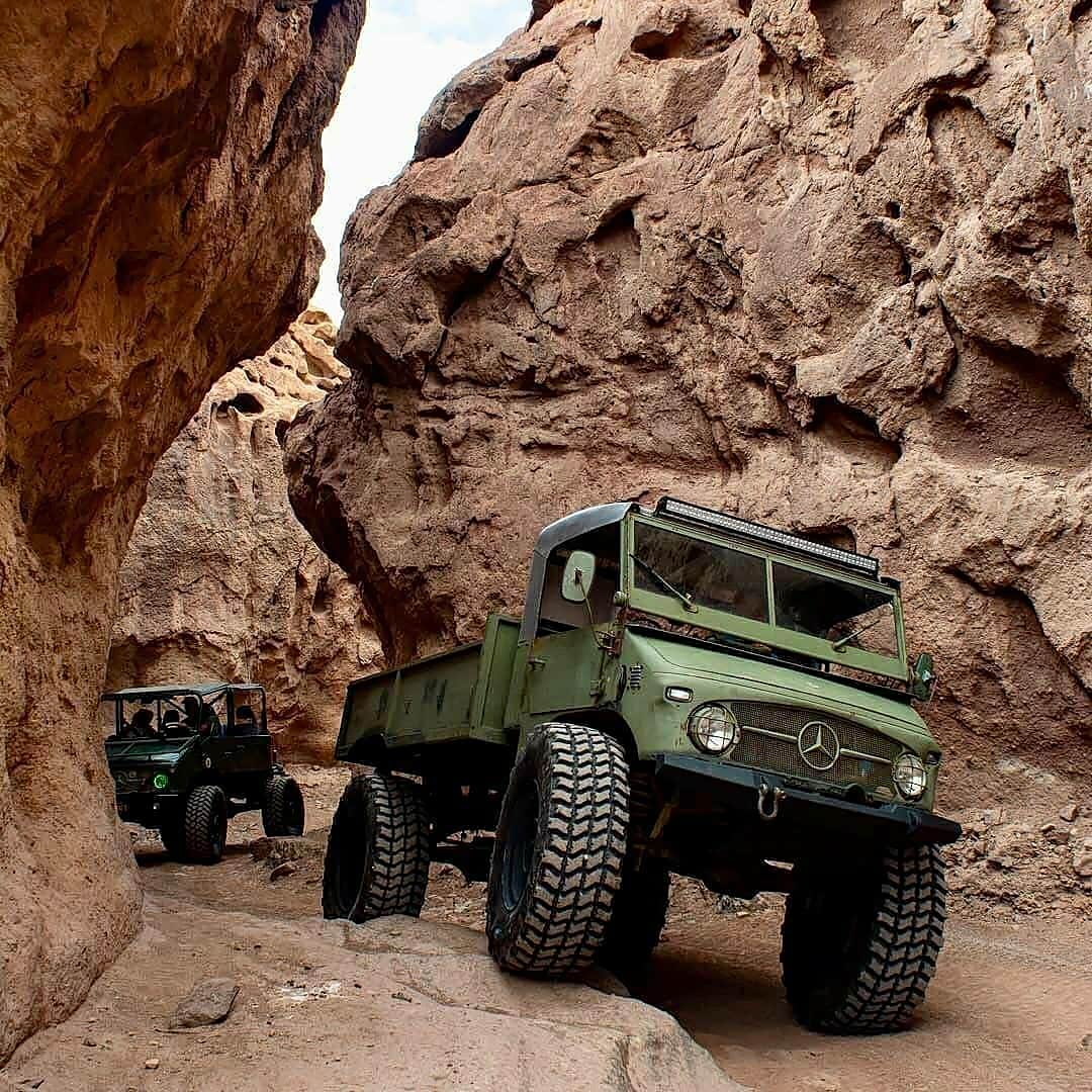 奔驰乌尼莫克,卡车界的怪兽之一,貌似没有它不能走的路和爬的山