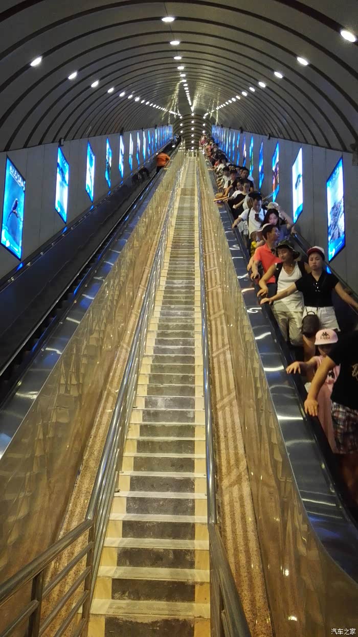 穿山扶梯,窄(只有个人位置).