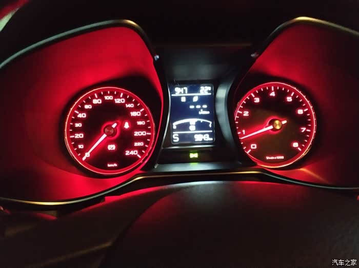 运动模式的仪表盘 红色的  看起来就有一股子冲劲  gogogo  我要爆发