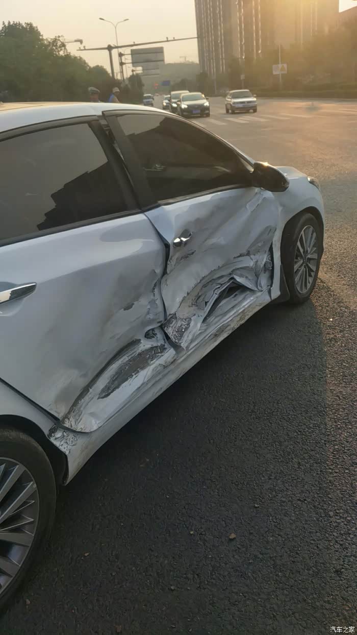 轩逸和名图撞上了