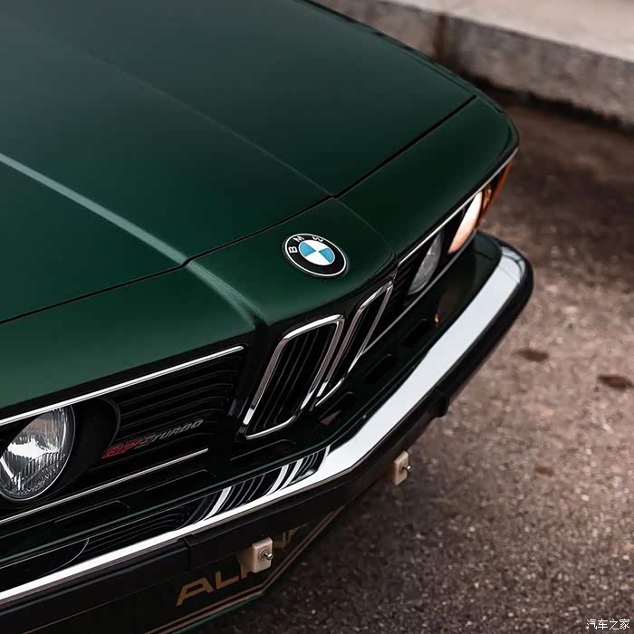 蓝色的阿尔宾娜b7sturbo基于宝马e246系打造的