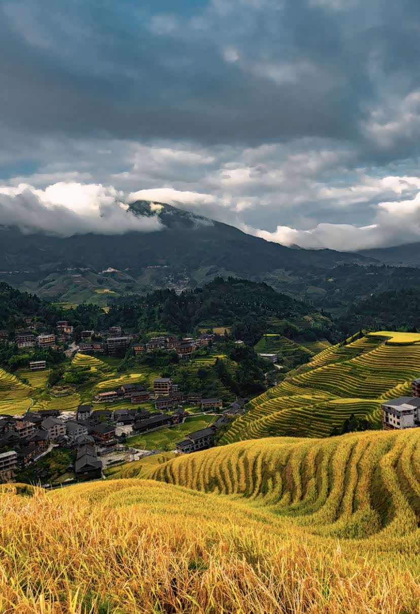 在大山中欣赏美丽的风景向往的生活