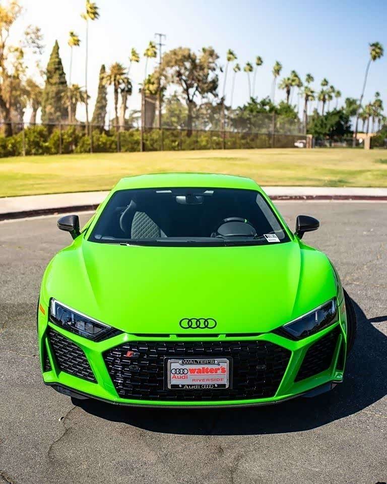 奥迪r8采用酸橙绿车漆以及酸橙绿内饰点缀和缝线看着有个性