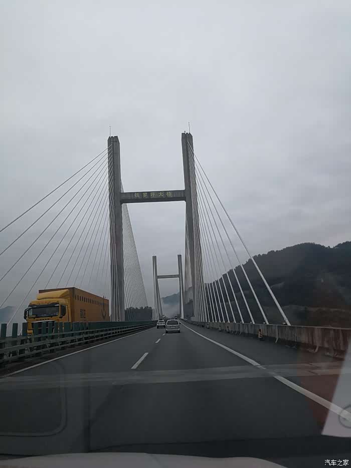 再次过江大桥-铁罗坪大桥.也是双向四车道双塔斜拉大桥.