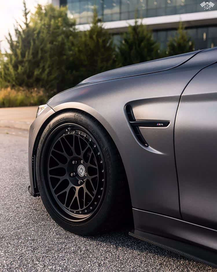 宝马m4搭配hre复古轮毂,看上去像不像穿上黑皮鞋的绅士?