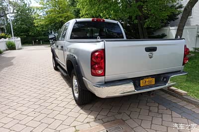 房东的"道奇公牛"皮卡车.