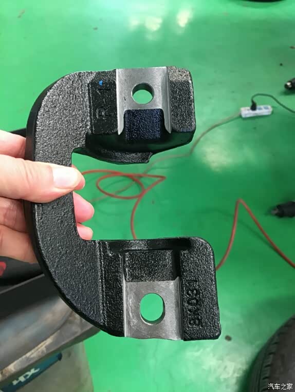 前悬架下控制臂衬套加固件安装完成
