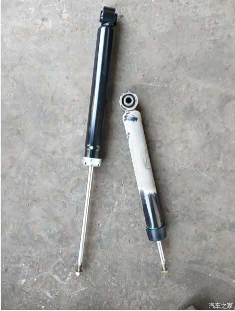 更换的后减震芯,有灰的是原车的,已经不能回弹了.