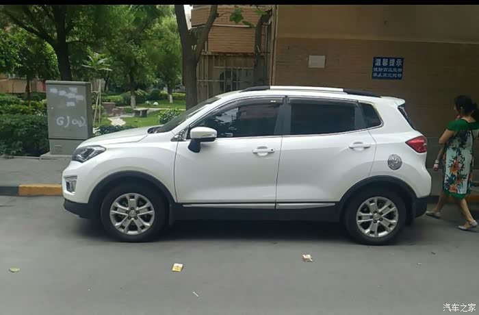 乌鲁木齐个人17年长安cs15手动豪华版准新车出售