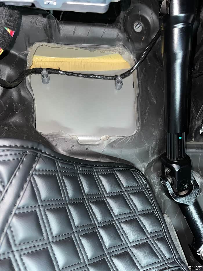 纵享版主驾驶座刹车上方有块东西没有装不知是什么来的.