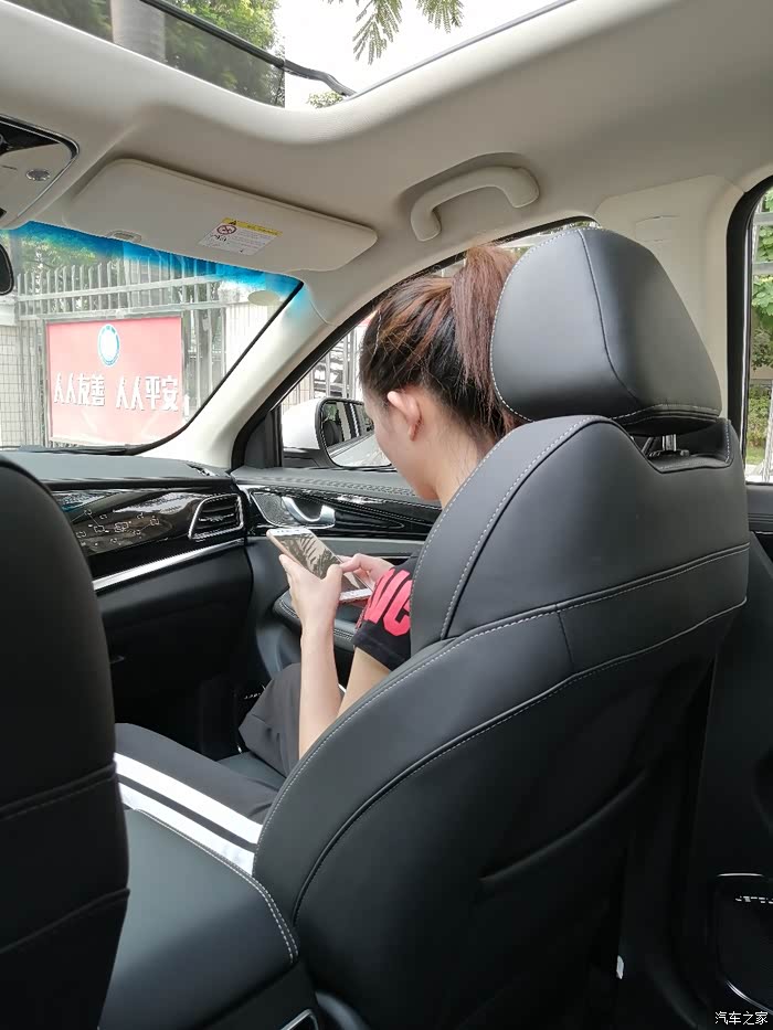 小姐姐开车带我去兜风