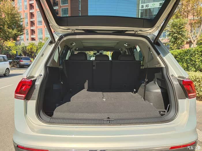 后备箱空间非常大!