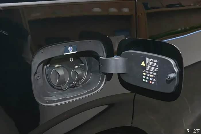 腾势d9dmi加油充电确实方便