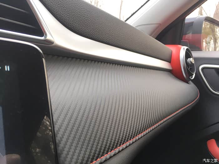 【图】蓝色跑道上的运动红 mg zs冬日外拍_名爵zs/ezs论坛_汽车之家论