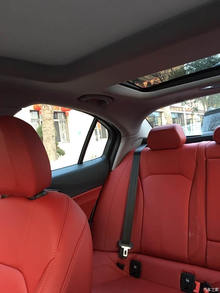 骚红的内饰!