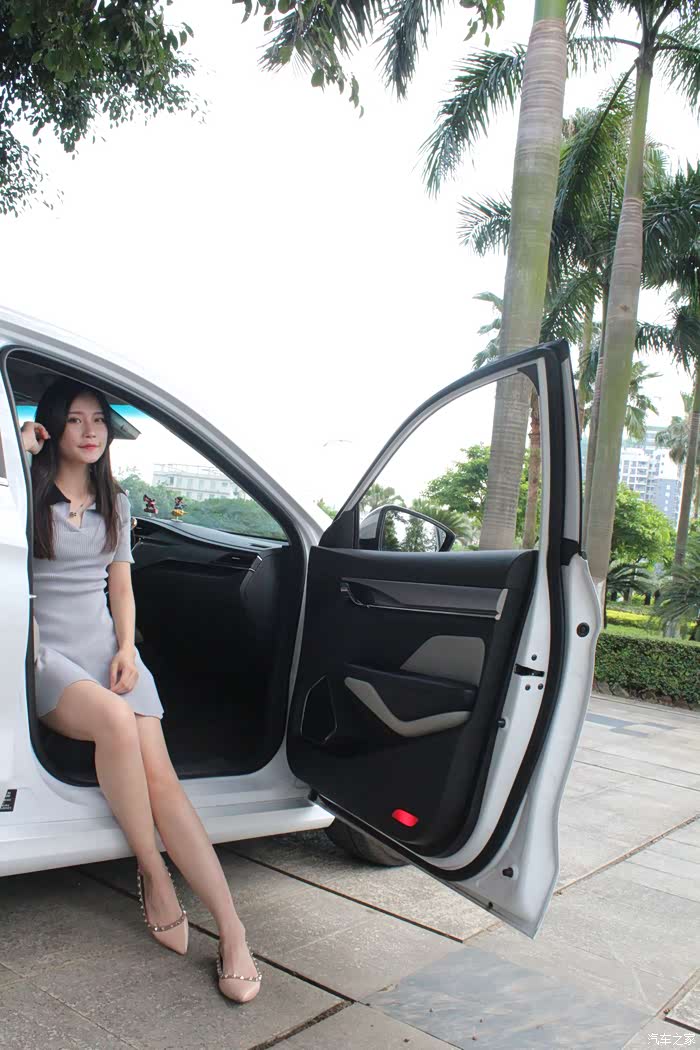 媳妇当车模夏日长腿清凉风优雅上镜