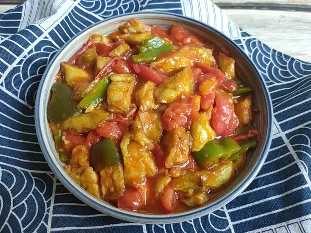 西红柿炖茄子,第一次这么做,还挺好吃.