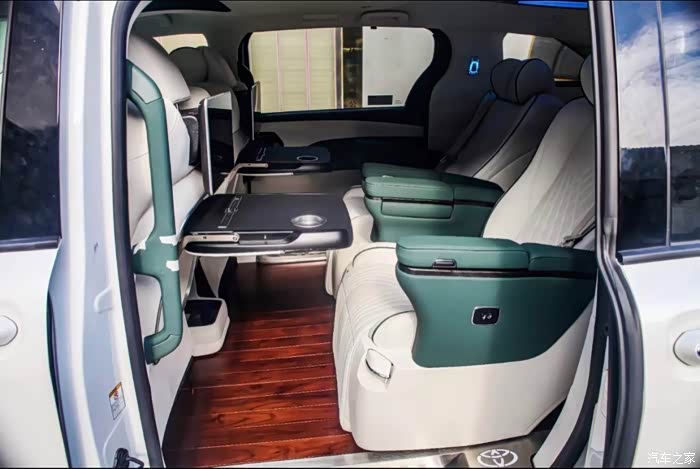 丰田塞纳整车内饰升级
