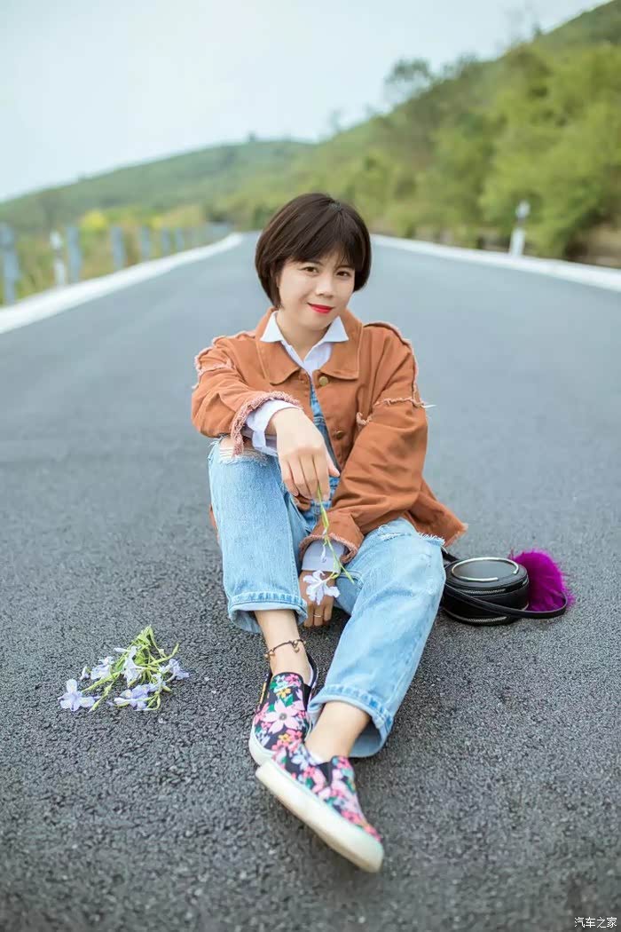 哪吒与我同行过年带女朋友回家路边拍照留念