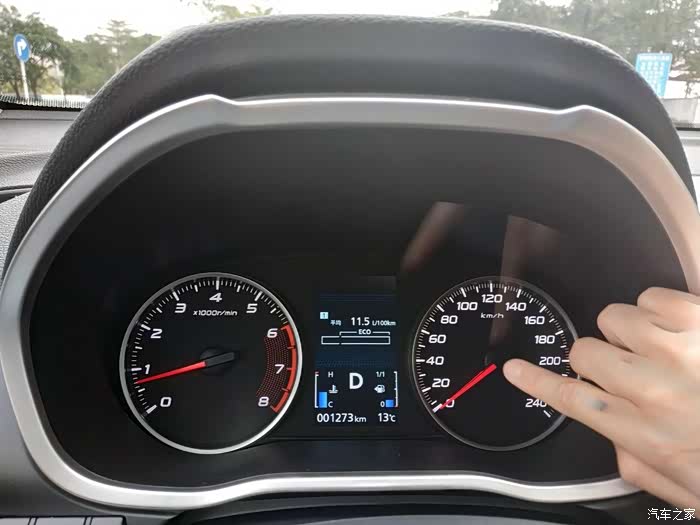 仪表盘点亮之后的清晰度还行,信息显示的效果简单精炼.