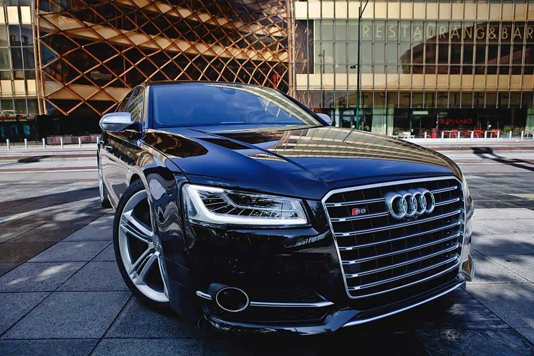 奥迪s8(d4),不低调的大佬,西装暴徒的气场强大!