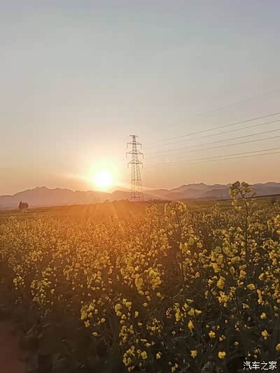 远方的乌云遮日,仍抵挡不住太阳的热情,丝丝阳光透过云层,赤裸裸地洒