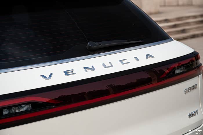 venucia的车标,给尾部的丰满造型点缀的恰到好处
