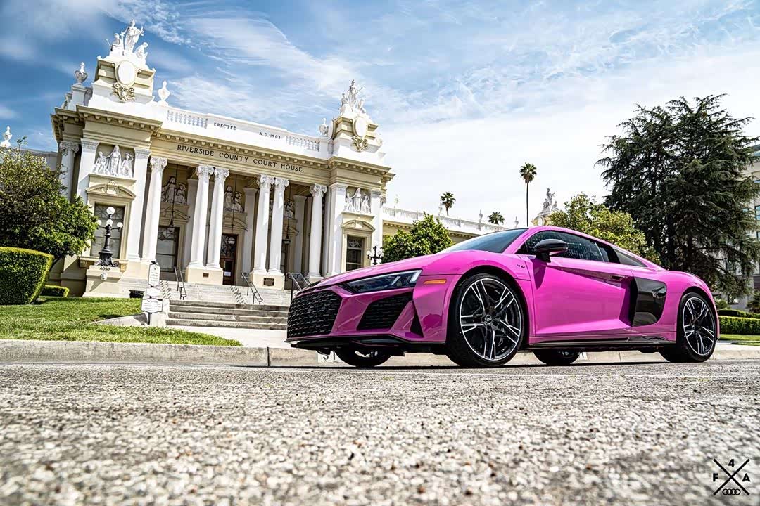 2020奥迪r8v10粉色也很好看哦